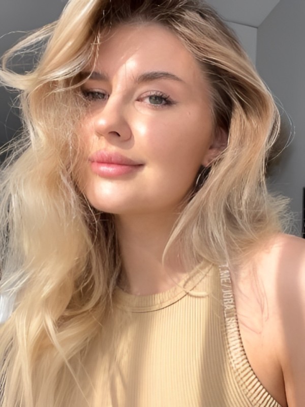 Эсмеральда привлекательная девушка из Московского цена от 2500 руб